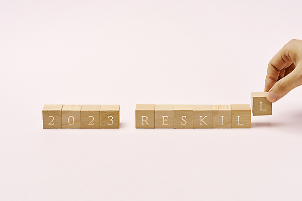 포토 JPG 스튜디오촬영 영어 백그라운드 컨셉 새해 신체부위 장식 숫자 잡기 오브젝트 나무블록 2023년 계묘년 국내포토 문자 모션 실내 사람 목재 블록 연도 파일형식