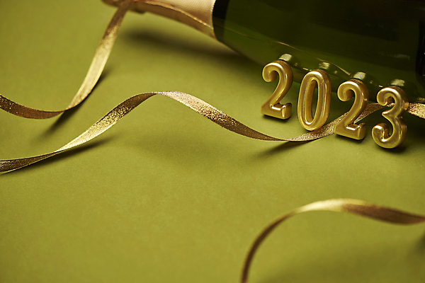 포토 JPG 스튜디오촬영 리본 백그라운드 컨셉 새해 이벤트 사람없음 장식 숫자 샴페인 오브젝트 샴페인병 숫자초 2023년 초록배경 계묘년 국내포토 문자 초 술병 주류 실내 초록색 연도 파일형식