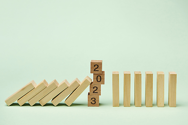 포토 JPG 스튜디오촬영 백그라운드 컨셉 새해 사람없음 숫자 수비 오브젝트 도미노 나무블록 2023년 쓰러짐 계묘년 국내포토 문자 모션 실내 목재 블록 연도 파일형식