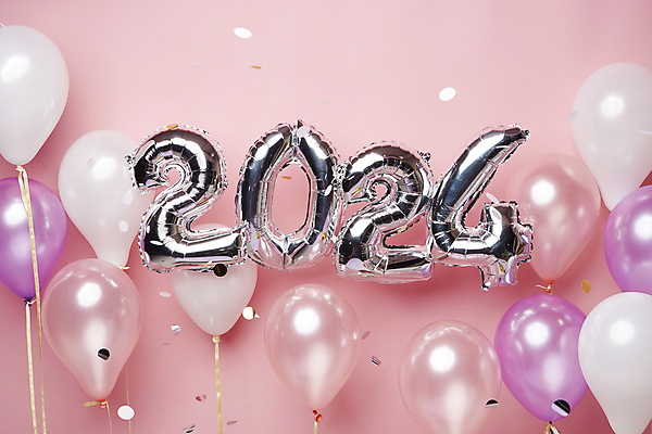 포토 JPG 스튜디오촬영 백그라운드 컨셉 새해 이벤트 사람없음 장식 숫자 오브젝트 꽃가루 풍선 분홍색배경 2024년 갑진년 국내포토 문자 분홍색 실내 가루 연도 파일형식