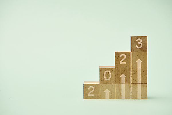 포토 JPG 스튜디오촬영 화살표 백그라운드 컨셉 새해 사람없음 장식 숫자 쌓기 성장 오브젝트 상승 나무블록 2023년 민트색배경 계묘년 국내포토 문자 모션 실내 목재 블록 연도 민트색 파일형식