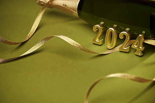 포토 JPG 스튜디오촬영 리본 백그라운드 컨셉 새해 이벤트 사람없음 장식 샴페인 오브젝트 샴페인병 숫자초 초록배경 2024년 갑진년 국내포토 초 술병 주류 실내 초록색 연도 파일형식