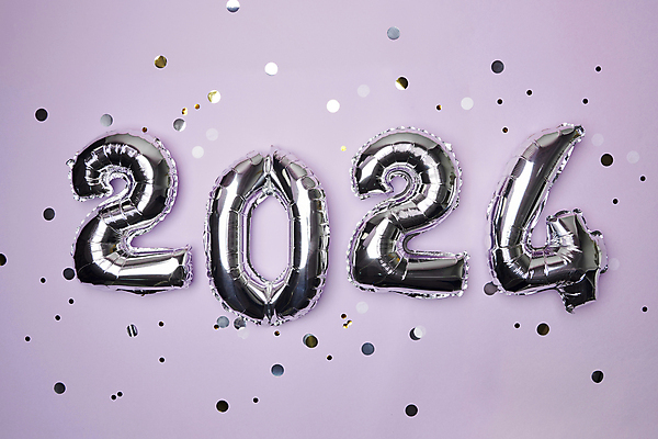 포토 JPG 스튜디오촬영 백그라운드 컨셉 새해 이벤트 사람없음 장식 숫자 오브젝트 꽃가루 풍선 보라색배경 2024년 갑진년 국내포토 문자 실내 보라색 가루 연도 파일형식