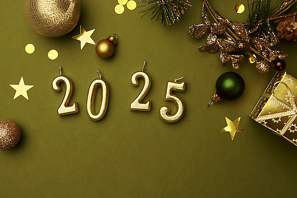 포토 JPG 스튜디오촬영 백그라운드 컨셉 크리스마스장식 새해 이벤트 사람없음 장식 오브젝트 숫자초 초록배경 2025년 을사년 국내포토 크리스마스 초 실내 초록색 연도 파일형식