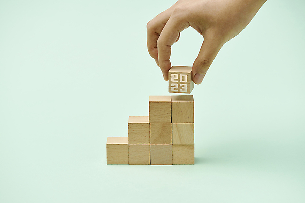 포토 JPG 스튜디오촬영 손 백그라운드 컨셉 새해 사람없음 신체부위 장식 숫자 쌓기 잡기 오브젝트 나무블록 2023년 민트색배경 계묘년 국내포토 문자 모션 실내 사람 목재 블록 연도 민트색 파일형식