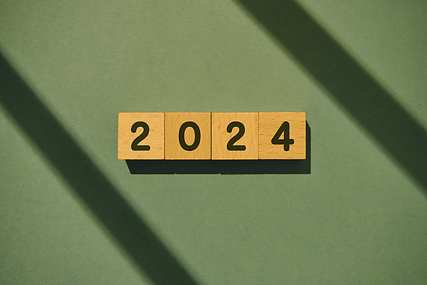 포토 JPG 스튜디오촬영 백그라운드 컨셉 새해 그림자 사람없음 장식 숫자 오브젝트 나무블록 초록배경 2024년 갑진년 국내포토 문자 실내 목재 초록색 블록 연도 파일형식