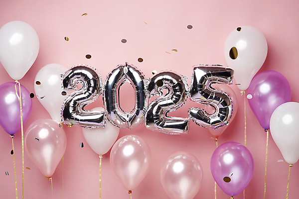 포토 JPG 스튜디오촬영 백그라운드 새해 이벤트 사람없음 장식 숫자 오브젝트 꽃가루 풍선 분홍색배경 2025년 을사년 국내포토 문자 분홍색 실내 가루 연도 파일형식