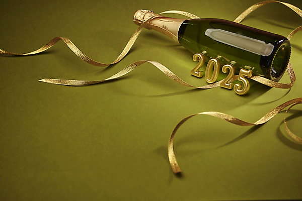 포토 JPG 스튜디오촬영 리본 백그라운드 컨셉 새해 이벤트 사람없음 장식 샴페인 오브젝트 샴페인병 숫자초 초록배경 2025년 을사년 국내포토 초 술병 주류 실내 초록색 연도 파일형식