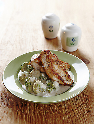 포토 JPG 스테이크 사람없음 브로콜리 양념통 닭가슴살 닭고기스테이크 크림소스 나무배경 국내포토 백그라운드 채소 서양음식 통 닭고기 양념 소스_음식 파일형식