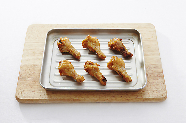 포토 JPG 쟁반 사람없음 구이 흰배경 나무도마 닭고기요리 닭날개 닭봉 국내포토 음식 백그라운드 도마 목재 닭고기 흰색 파일형식