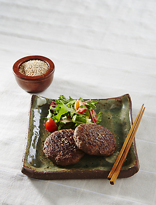 포토 JPG 채소 젓가락 방울토마토 육류 사람없음 샐러드 흰배경 간장 깨 궁중음식 떡갈비 국내포토 음식 백그라운드 토마토 식재료 수저 전통음식 흰색 양념 조미료 파일형식