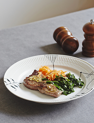 포토 JPG 탁자 스테이크 사람없음 당근 소고기 시금치 후추통 씨겨자 국내포토 가구 채소 뿌리채소 서양음식 육류 소스_음식 양념통 파일형식