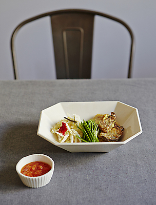 포토 JPG 의자 탁자 회색배경 사람없음 소고기 소스 부침 육전 국내포토 음식 가구 백그라운드 육류 회색 양념 전 파일형식