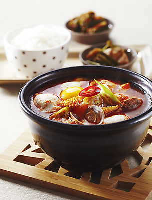 포토 JPG 밥 사람없음 아웃포커스 냄비 해산물 흰배경 냄비받침 순두부 순두부찌개 국내포토 음식 백그라운드 촬영기법 흰색 솥 찌개 받침대 파일형식