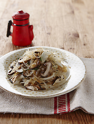 포토 JPG 양파 사람없음 버섯 당면 잡채 나무배경 국내포토 음식 백그라운드 채소 파일형식