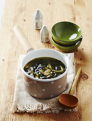 포토 JPG 그릇 반찬 사람없음 국자 미역국 북엇국 나무배경 북어미역국 국내포토 식기 음식 백그라운드 주방용품 국 파일형식