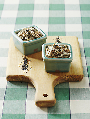 포토 JPG 반찬 사람없음 식탁보 무침 검은깨 나무도마 닭가슴살 무침요리 흑임자 국내포토 음식 도마 씨앗 목재 닭고기 깨 파일형식