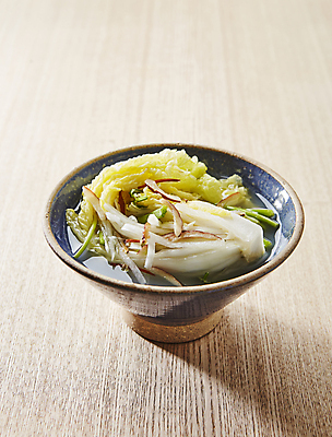 포토 JPG 반찬 사람없음 배추 물김치 백김치 미나리 나무배경 국내포토 음식 백그라운드 채소 김치 파일형식 한식