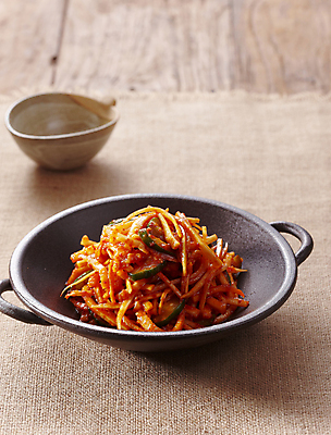 포토 JPG 반찬 오이 사람없음 고추장 도라지 나무배경 도라지무침 국내포토 음식 백그라운드 채소 양념 무침 파일형식