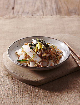 포토 JPG 오이 사람없음 지단 김가루 청포묵 청포묵무침 나무배경 국내포토 백그라운드 채소 고명 김_해조류 가루 무침 파일형식