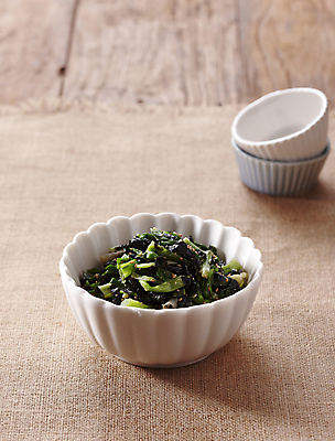 포토 JPG 사람없음 소금 깨 시금치 다진마늘 시금치무침 참기름 국내포토 채소 식재료 조미료 기름_음식 무침 파일형식