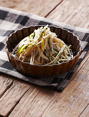 포토 JPG 오이 사람없음 팽이버섯 무침요리 버섯무침 나무배경 팽이버섯무침 국내포토 백그라운드 채소 버섯 무침 파일형식