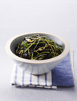 포토 JPG 회색배경 사람없음 양념 김 무침 고춧가루 달래 달래나물 무침요리 달래김무침 국내포토 음식 백그라운드 채소 회색 해조류 가루 파일형식