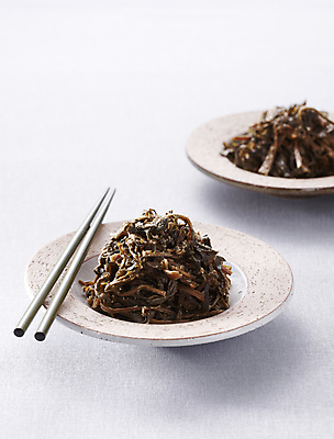 포토 JPG 젓가락 반찬 사람없음 흰배경 깨 시래기 시래기나물 건시래기무침 국내포토 음식 백그라운드 식재료 수저 흰색 조미료 무침 파일형식