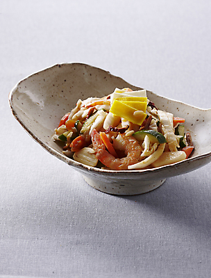 포토 JPG 회색배경 오이 새우 사람없음 소스 배추 무침 잣 지단 국내포토 음식 백그라운드 채소 갑각류 회색 견과류 고명 양념 파일형식