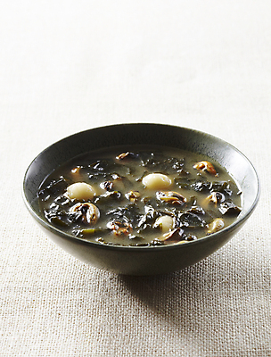 포토 JPG 사람없음 흰배경 홍합 미역국 옹심이 홍합옹심이미역국 국내포토 음식 백그라운드 어패류 흰색 국 파일형식