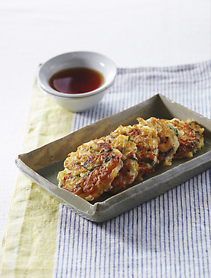 포토 JPG 반찬 사람없음 동그랑땡 흰배경 간장 종지 국내포토 그릇 음식 백그라운드 흰색 양념 전 파일형식