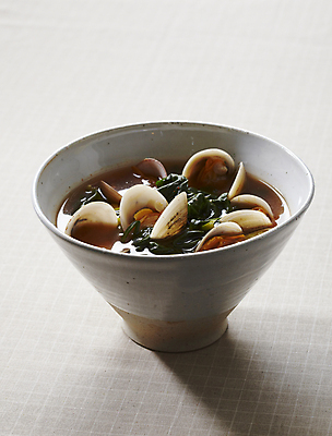 포토 JPG 회색배경 사람없음 시금치 바지락 해물된장국 바지락시금치된장국 국내포토 백그라운드 채소 조개 회색 된장국 파일형식