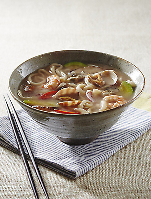 포토 JPG 고추 회색배경 새우 사람없음 된장 오징어 애호박 칼국수 바지락 해물칼국수 국내포토 한식 백그라운드 채소 호박 조개 연체동물 갑각류 수중동물 회색 양념 국수 파일형식