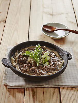 포토 JPG 사람없음 버섯 소고기 쑥갓 나무숟가락 대파 소불고기 앞접시 나무배경 국내포토 접시 백그라운드 채소 육류 숟가락 파 불고기 파일형식