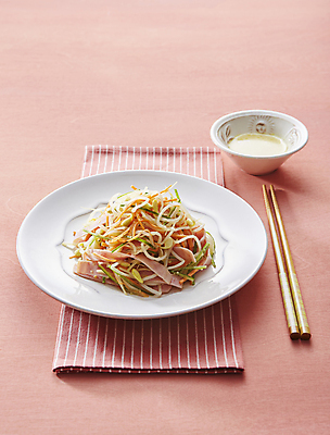 포토 JPG 젓가락 오이 사람없음 당근 머스터드 햄 콩나물 무침 냉채 무침요리 분홍색배경 국내포토 음식 분홍색 백그라운드 채소 뿌리채소 수저 육류 소스_음식 나물 파일형식