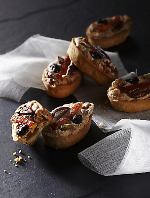 포토 JPG 검은배경 디저트 실내 사람없음 천 곶감 타르트 국내포토 음식 빵 백그라운드 감 내부 검은색 직물 파이_빵 건과일 파일형식