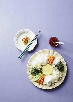 포토 JPG 젓가락 실내 사람없음 하이앵글 소스 구절판 보라색배경 떡국떡 국내포토 음식 뷰포인트 백그라운드 떡 수저 내부 보라색 양념 파일형식