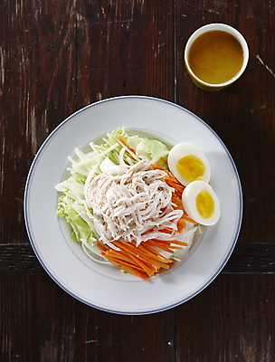 포토 JPG 실내 사람없음 하이앵글 머스터드 냉채 닭가슴살 나무배경 닭가슴살냉채 국내포토 음식 뷰포인트 백그라운드 내부 닭고기 소스_음식 파일형식