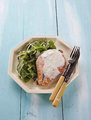 포토 JPG 포크 채소 실내 사람없음 샐러드 나이프 연어스테이크 연어요리 크림소스 나무배경 국내포토 식기 음식 백그라운드 스테이크 내부 소스_음식 칼 연어 파일형식