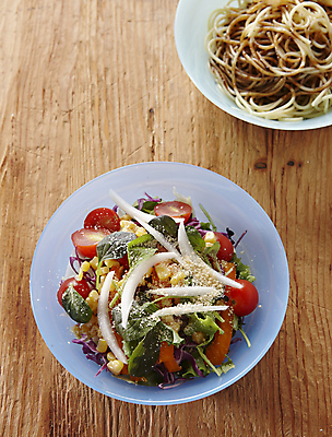 포토 JPG 실내 사람없음 샐러드 새싹채소 옥수수알갱이 치즈가루 나무배경 국내포토 음식 백그라운드 채소 옥수수 내부 가루 파일형식