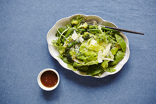 포토 JPG 포크 채소 실내 사람없음 하이앵글 샐러드 오리엔탈 소스 파란배경 파마산치즈 국내포토 식기 음식 뷰포인트 백그라운드 치즈 내부 파란색 양념 파일형식