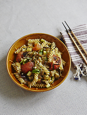 포토 JPG 회색배경 실내 사람없음 파스타샐러드 푸질리 냉파스타 푸실리샐러드 국내포토 백그라운드 식재료 파스타 내부 샐러드 회색 파일형식
