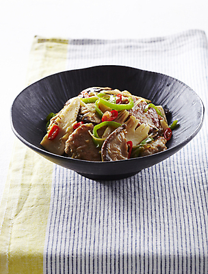 포토 JPG 그릇 실내 사람없음 식탁보 볶음 죽순 떡갈비 국내포토 식기 음식 내부 파일형식