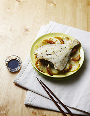 포토 JPG 실내 사람없음 식탁보 소스 생선구이 가자미 나무배경 가자미구이 국내포토 백그라운드 어류 내부 양념 구이 생선요리 파일형식
