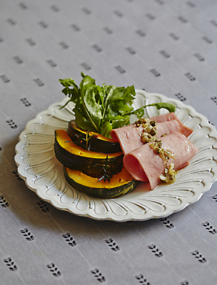 포토 JPG 접시 음식 회색배경 실내 사람없음 햄 단호박 루꼴라 국내포토 식기 백그라운드 채소 호박 육류 내부 회색 파일형식