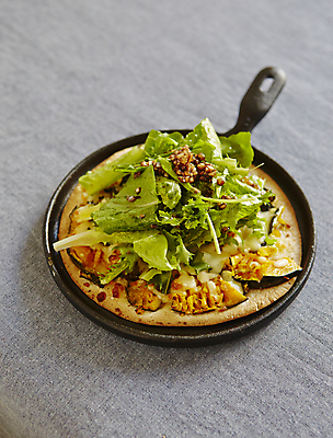 포토 JPG 회색배경 피자 실내 사람없음 로메인상추 씨겨자 단호박피자 국내포토 백그라운드 패스트푸드 서양음식 내부 회색 소스_음식 상추 파일형식