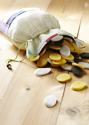 포토 JPG 식재료 복주머니 실내 사람없음 쏟아짐 나무배경 오색떡 떡국떡 국내포토 백그라운드 모션 떡 전통소품 내부 파일형식