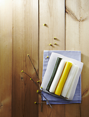 포토 JPG 식재료 실내 사람없음 하이앵글 식탁보 가래떡 나무배경 오색떡 떡국떡 국내포토 뷰포인트 백그라운드 떡 내부 파일형식