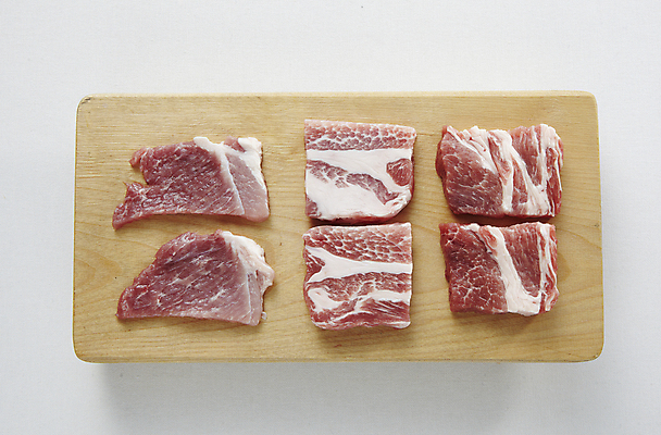 포토 JPG 식재료 실내 생고기 육류 돼지고기 사람없음 하이앵글 흰배경 나무도마 목심 국내포토 뷰포인트 백그라운드 도마 내부 목재 흰색 파일형식