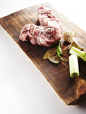 포토 JPG 식재료 실내 생고기 육류 돼지고기 사람없음 흰배경 나무도마 목심 국내포토 백그라운드 도마 내부 목재 흰색 파일형식